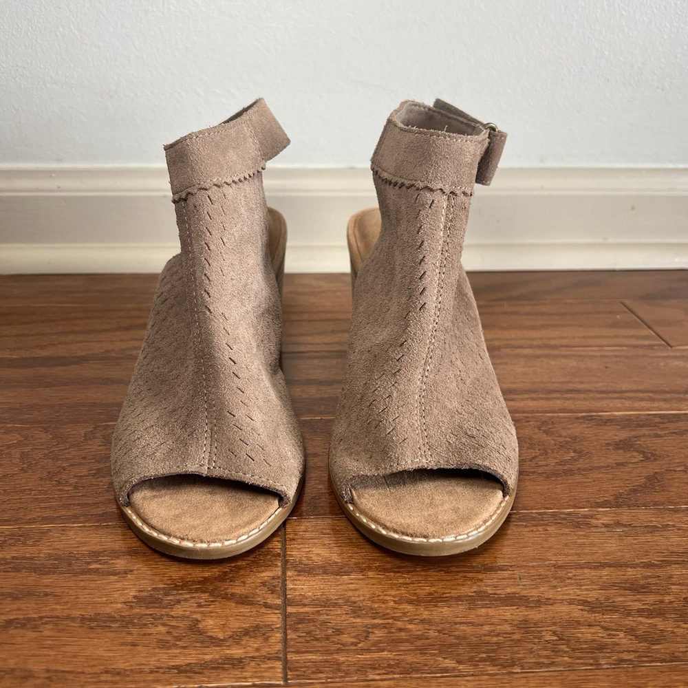 Toms Shoes Grenada Suede Chunky Heels Taupe Grey Size 6.5 Perforated Open Toe - Picture 3 of 12